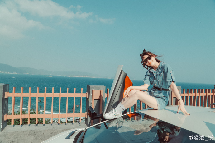 金发女郎牛仔热裤修长美腿私拍