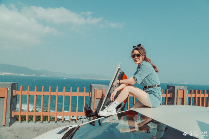 金发女郎牛仔热裤修长美腿私拍