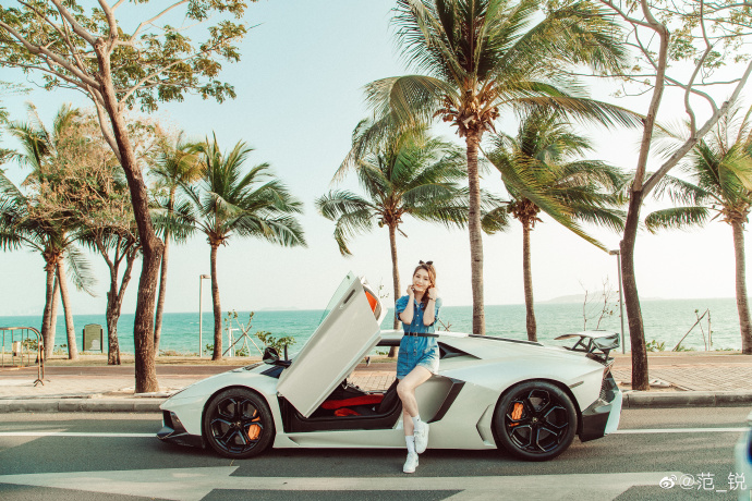 金发女郎牛仔热裤修长美腿私拍