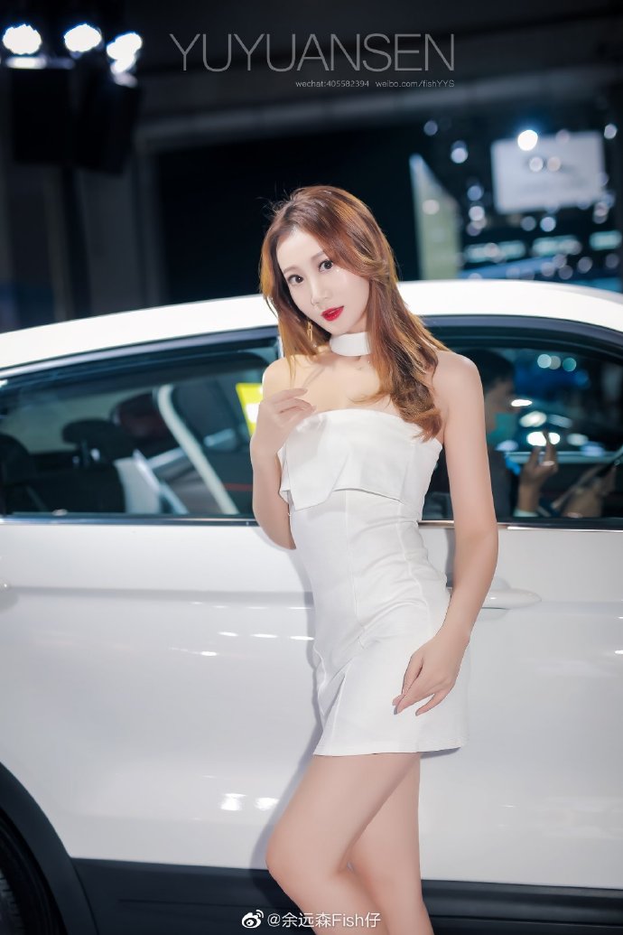 红唇美女车模性感短裙诱惑套图