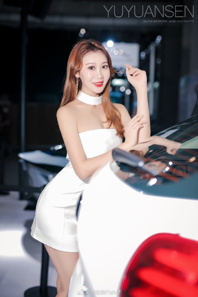 红唇美女车模性感短裙诱惑套图