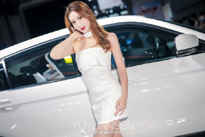 红唇美女车模性感短裙诱惑套图