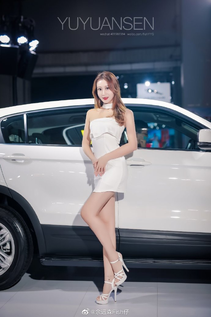 红唇美女车模性感短裙诱惑套图