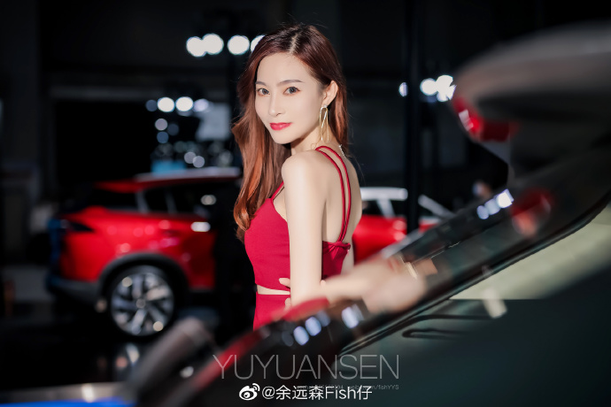 美女车模吊带短裙美腿翘臀图片