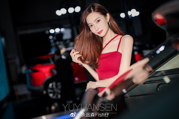 美女车模吊带短裙美腿翘臀图片