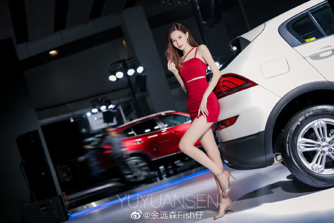 美女车模吊带短裙美腿翘臀图片