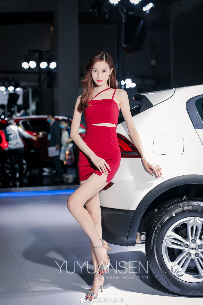 美女车模吊带短裙美腿翘臀图片