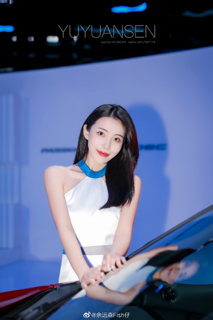 高跟美女车模香肩美腿诱惑套图