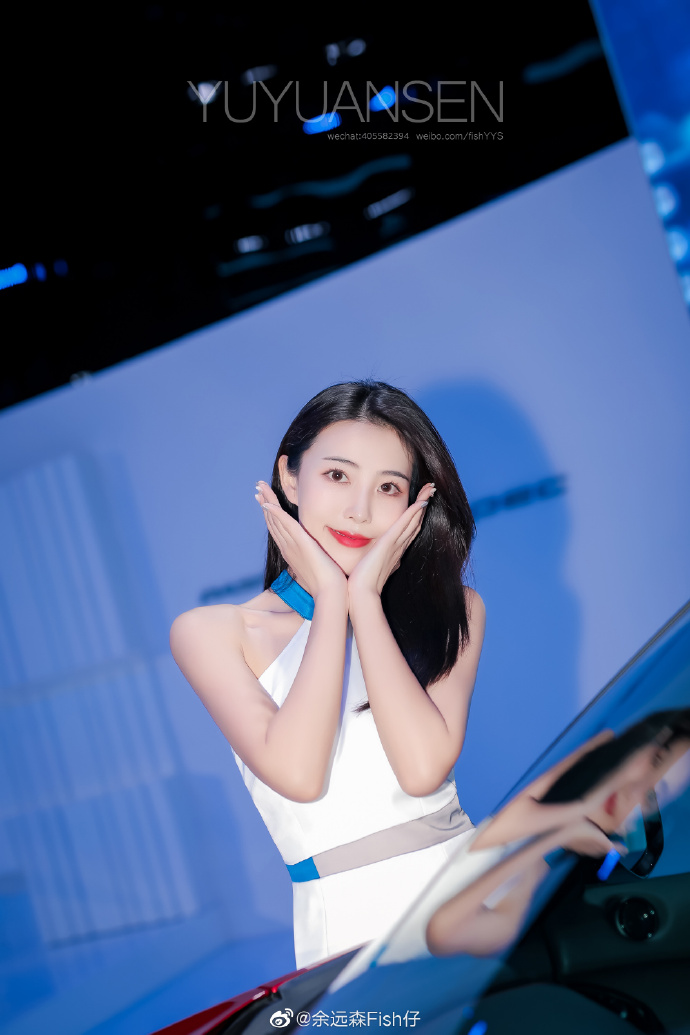 高跟美女车模香肩美腿诱惑套图