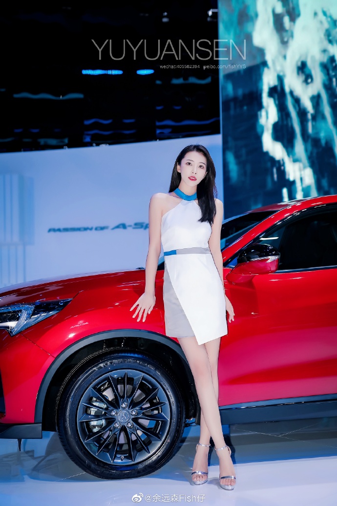 高跟美女车模香肩美腿诱惑套图