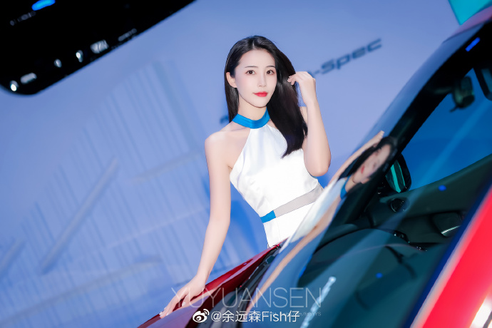 高跟美女车模香肩美腿诱惑套图