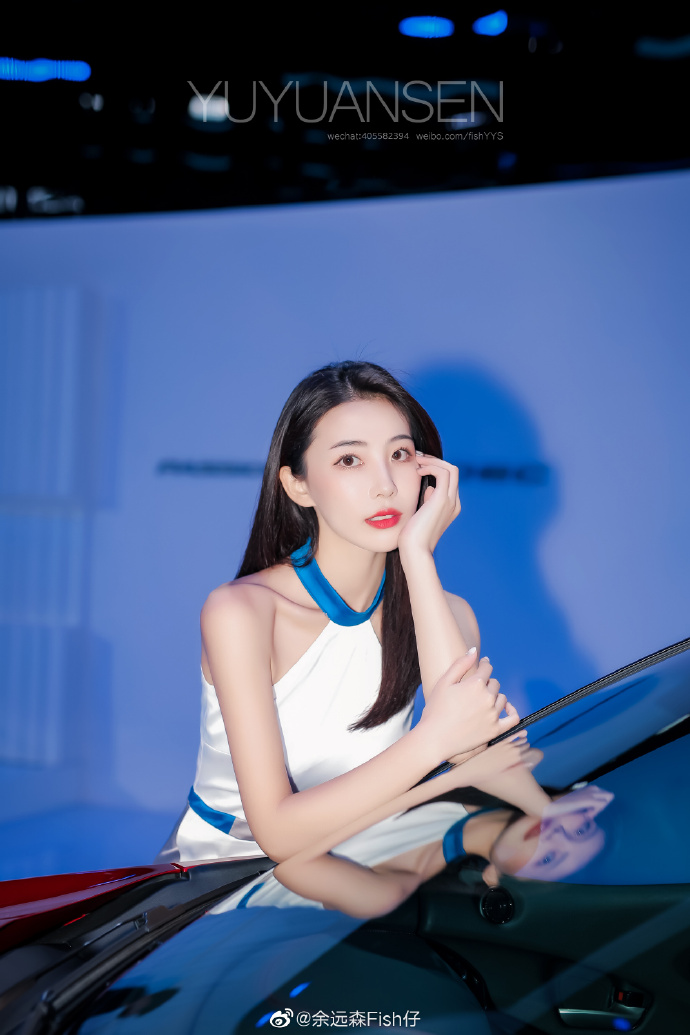 高跟美女车模香肩美腿诱惑套图