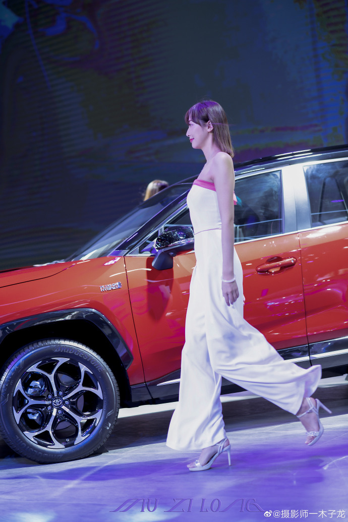 美女车模漂亮脸蛋完美身材写真