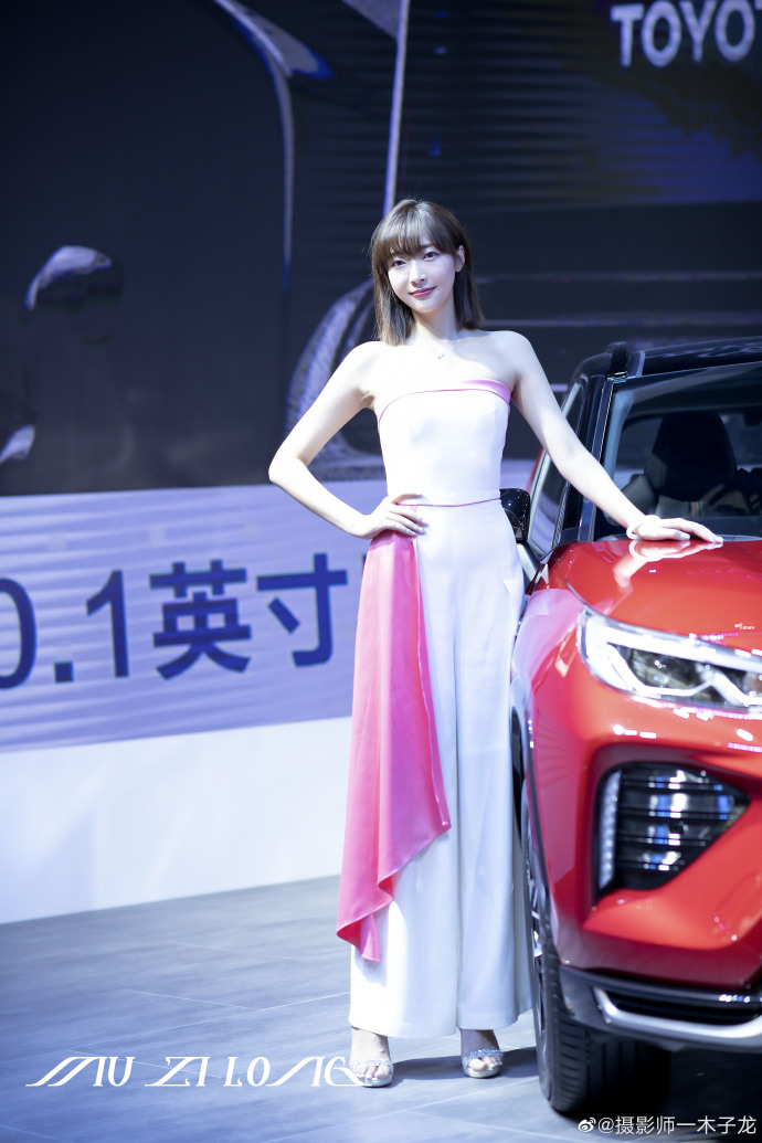 美女车模漂亮脸蛋完美身材写真