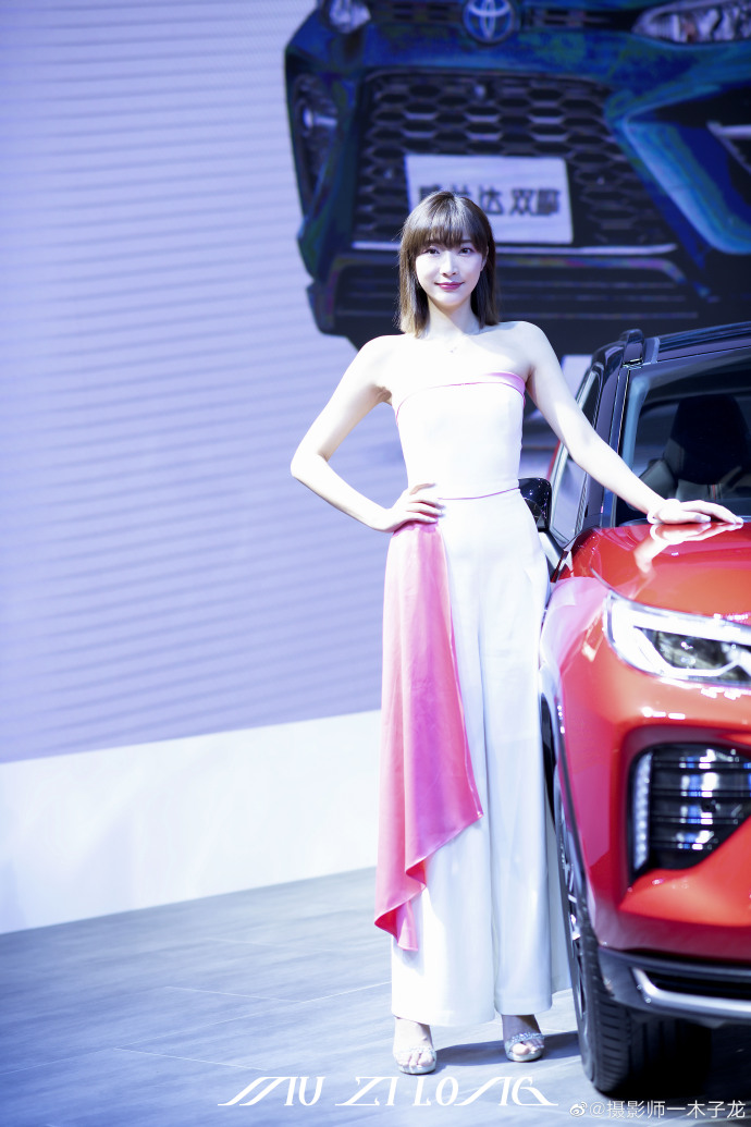 美女车模漂亮脸蛋完美身材写真