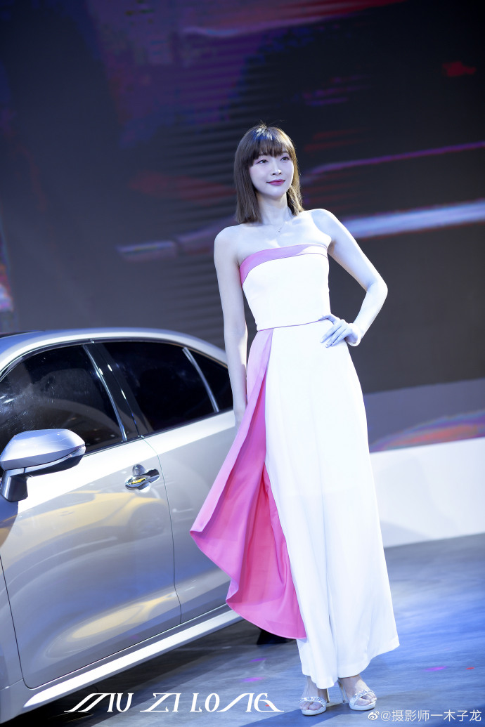 美女车模漂亮脸蛋完美身材写真