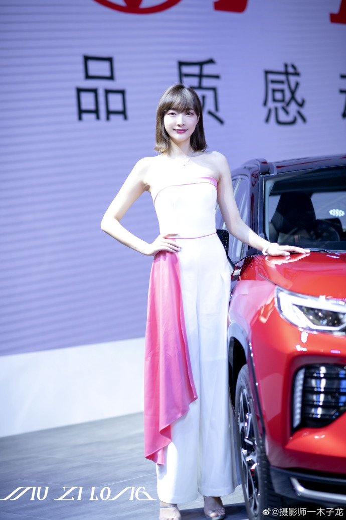 美女车模漂亮脸蛋完美身材写真