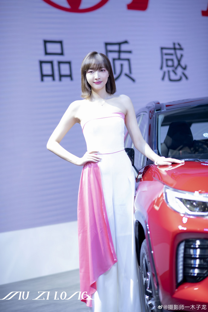 美女车模漂亮脸蛋完美身材写真