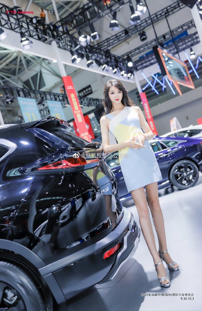 美女车模前凸后翘s型曲线美图