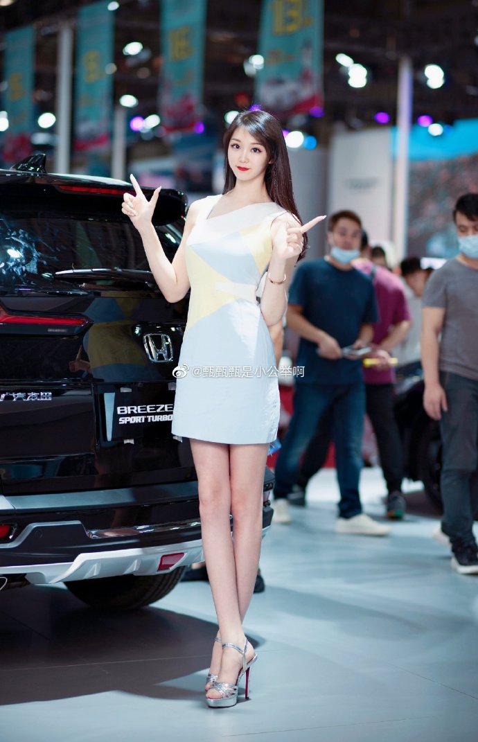 美女车模前凸后翘s型曲线美图