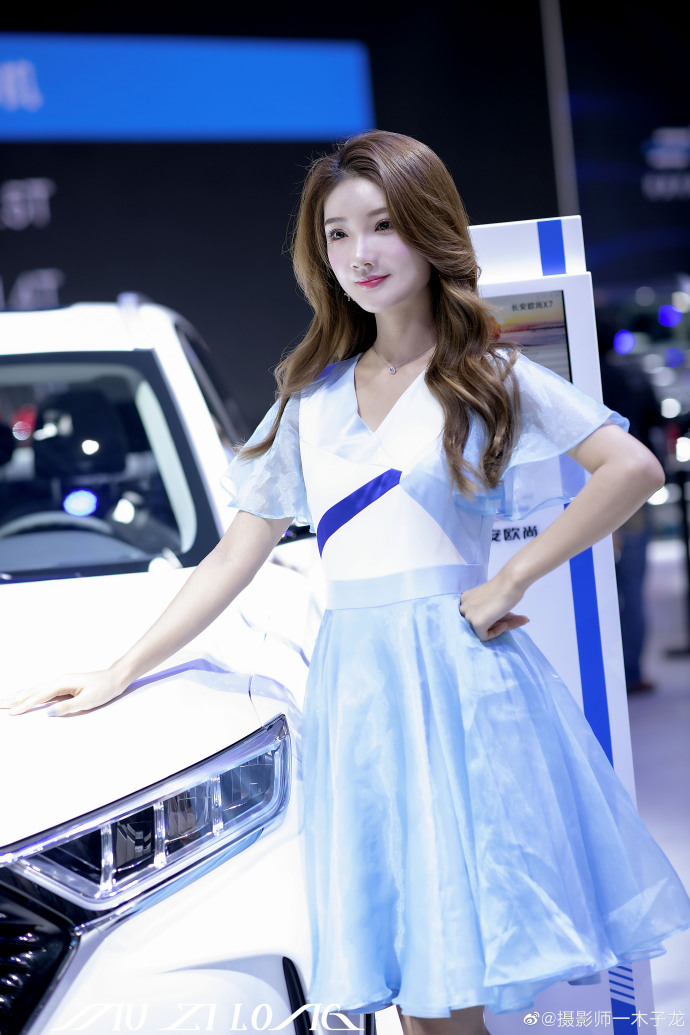 波浪卷发美女车模优雅迷人写真