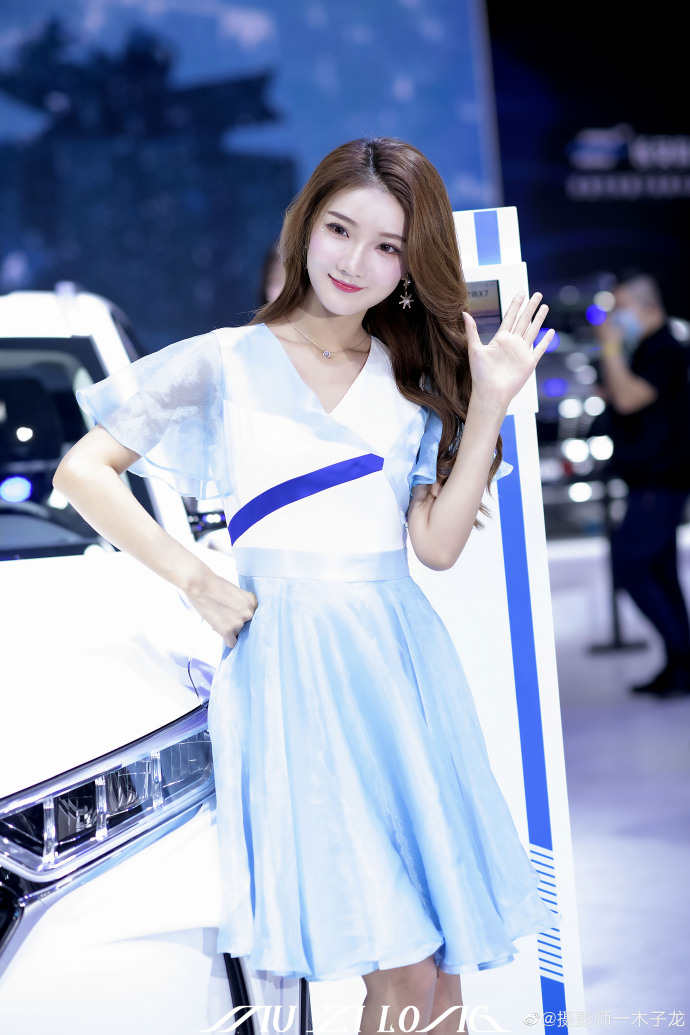 波浪卷发美女车模优雅迷人写真