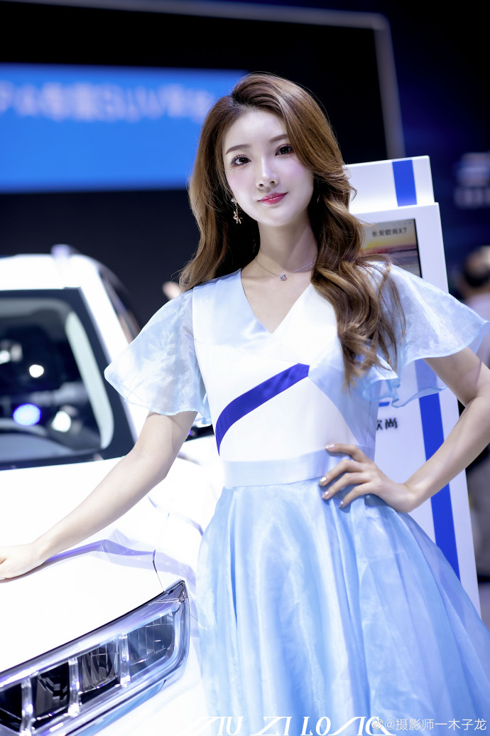 波浪卷发美女车模优雅迷人写真