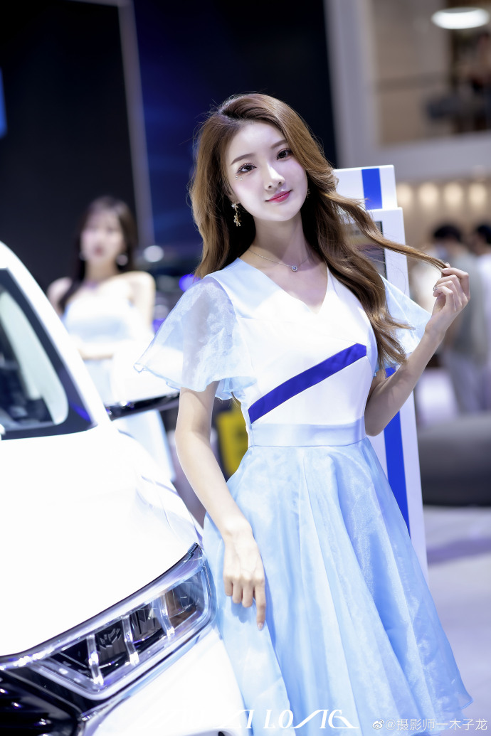 波浪卷发美女车模优雅迷人写真