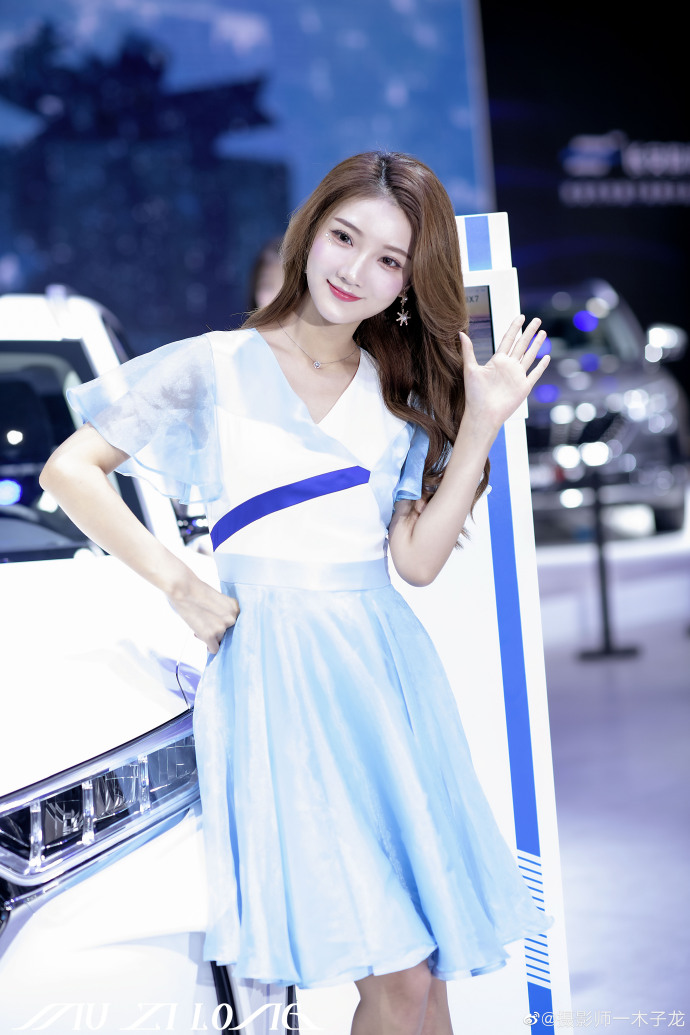 波浪卷发美女车模优雅迷人写真