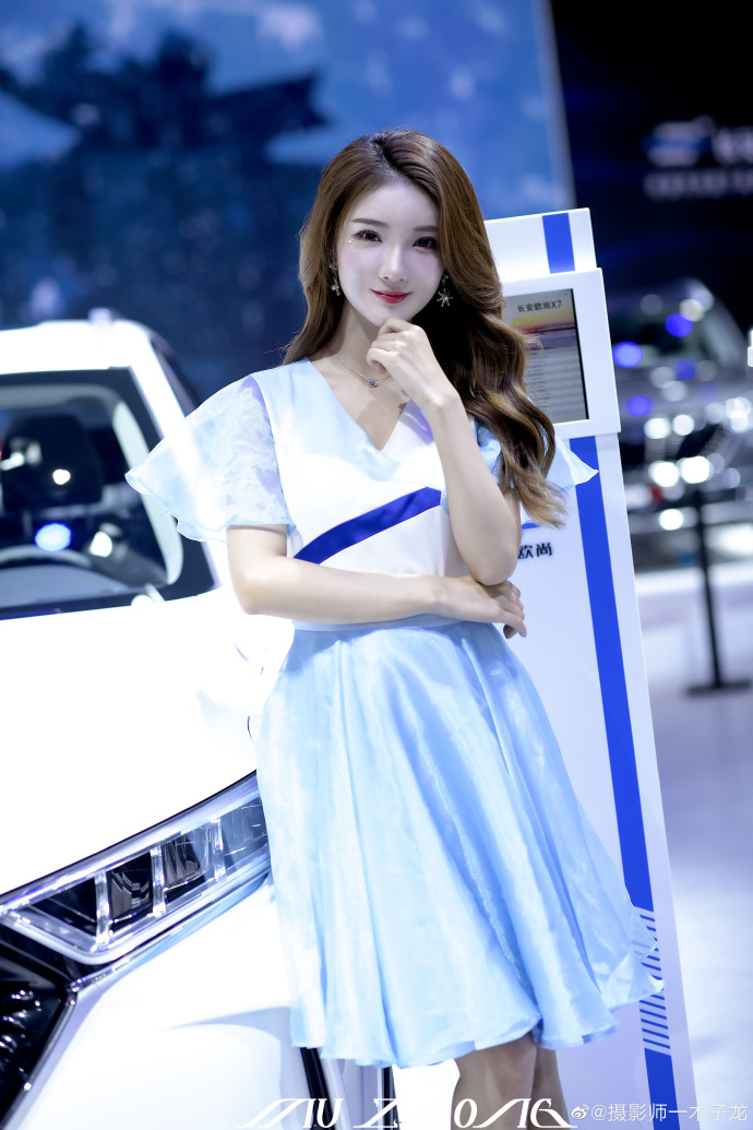 波浪卷发美女车模优雅迷人写真