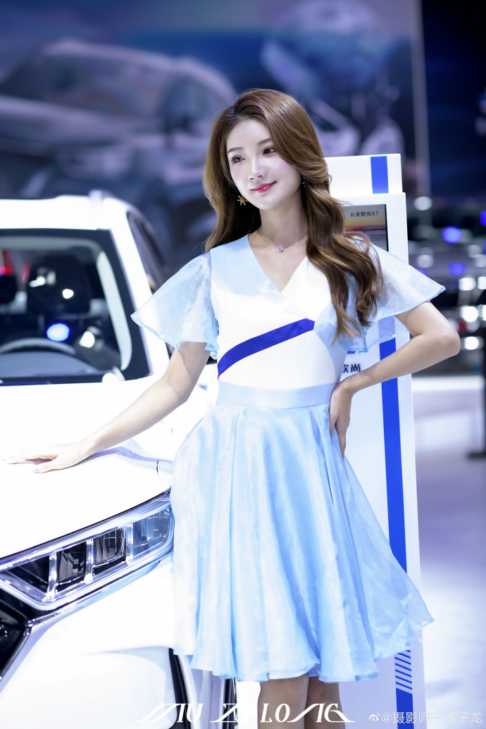 波浪卷发美女车模优雅迷人写真