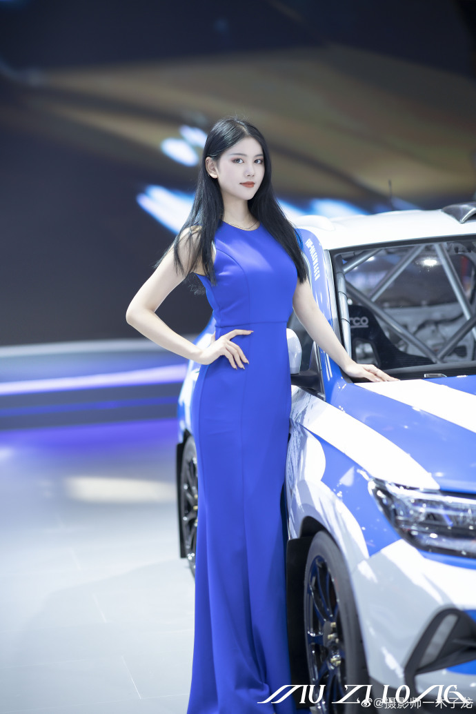 美女车模漂亮脸蛋性感身材私拍