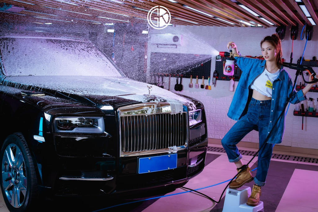 牛仔裤美女车模纤细小蛮腰写真