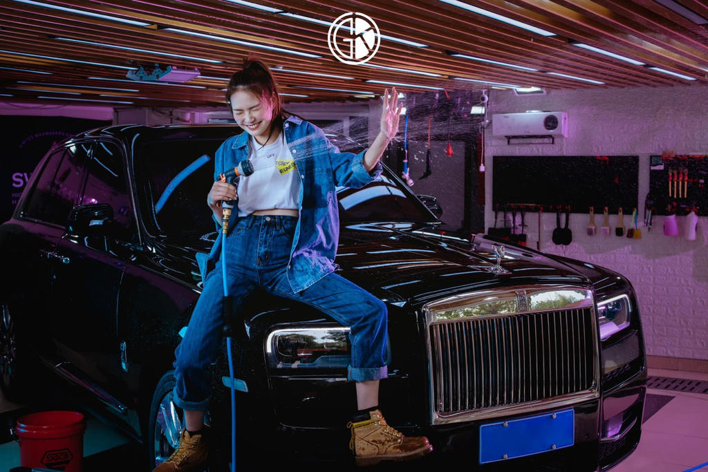 牛仔裤美女车模纤细小蛮腰写真