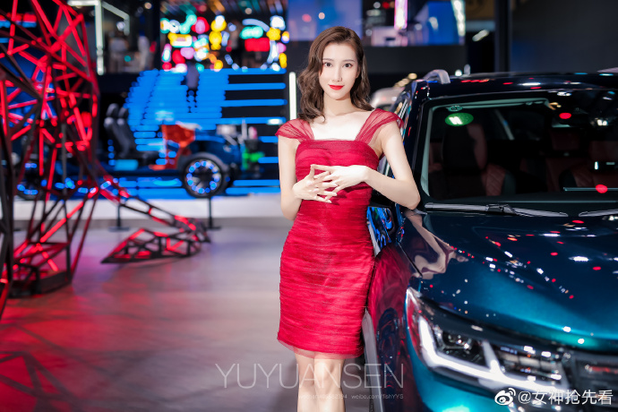 红唇雪肤美女车模高跟美腿写真