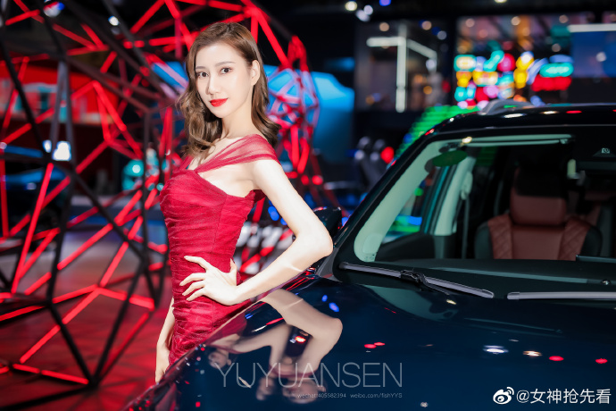 红唇雪肤美女车模高跟美腿写真