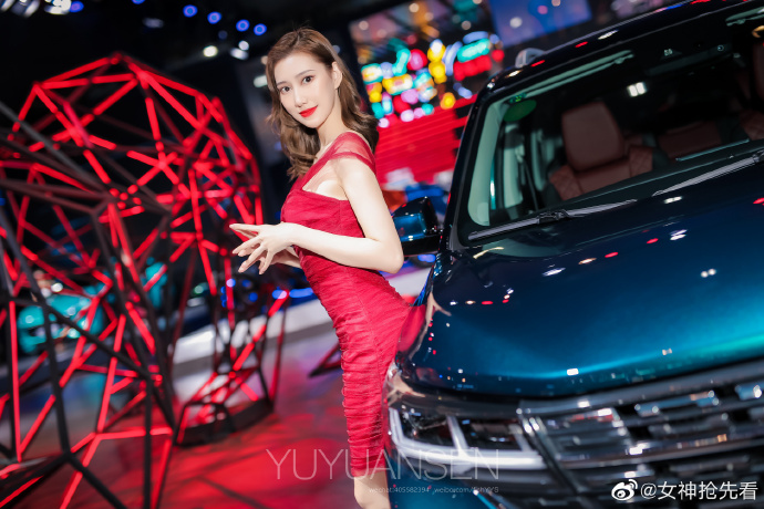 红唇雪肤美女车模高跟美腿写真