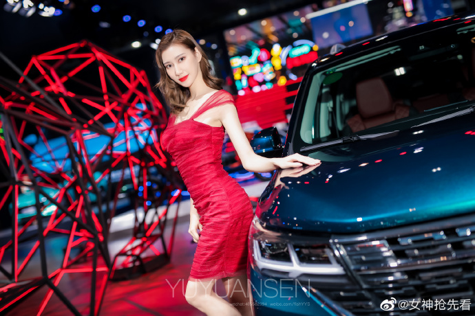 红唇雪肤美女车模高跟美腿写真