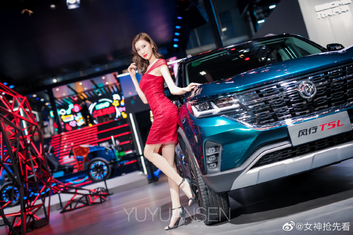 红唇雪肤美女车模高跟美腿写真