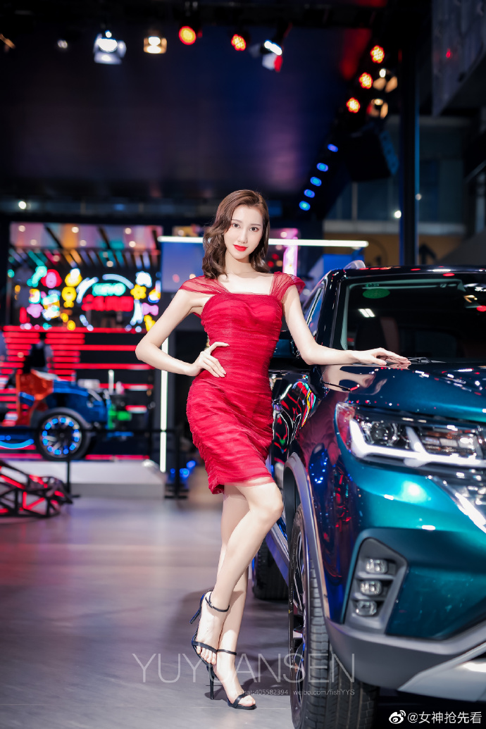 红唇雪肤美女车模高跟美腿写真