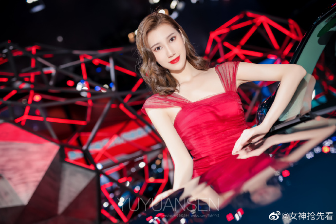 红唇雪肤美女车模高跟美腿写真