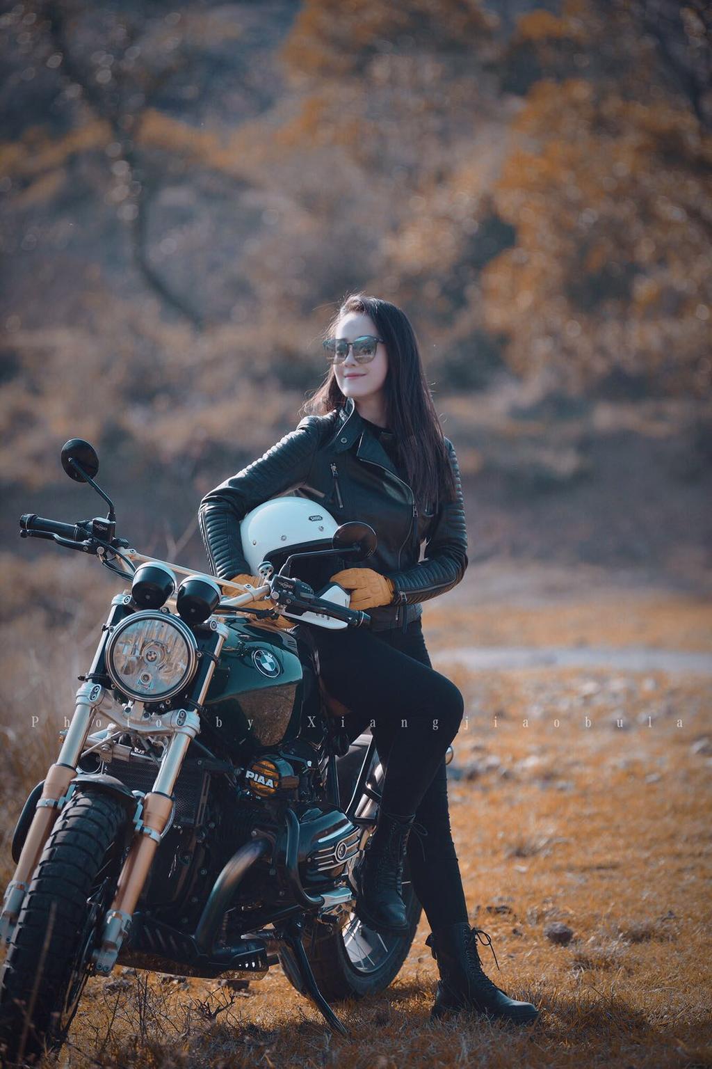 机车美女墨镜遮面英姿飒爽写真