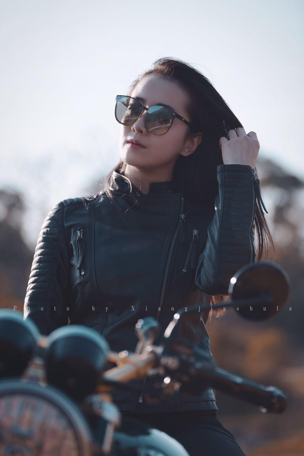 机车美女墨镜遮面英姿飒爽写真