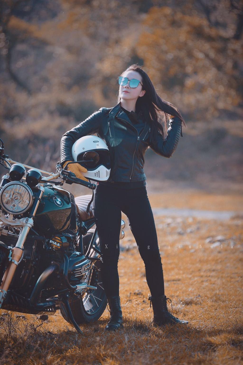 机车美女墨镜遮面英姿飒爽写真