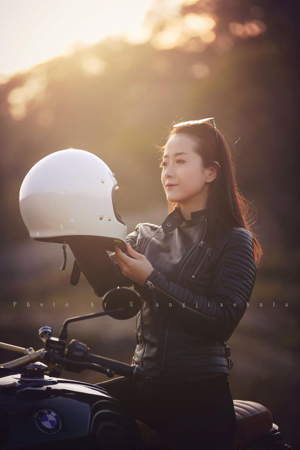 机车美女墨镜遮面英姿飒爽写真