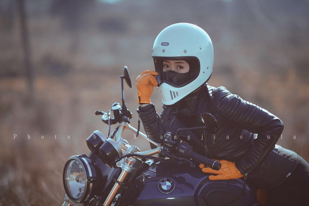 机车美女墨镜遮面英姿飒爽写真