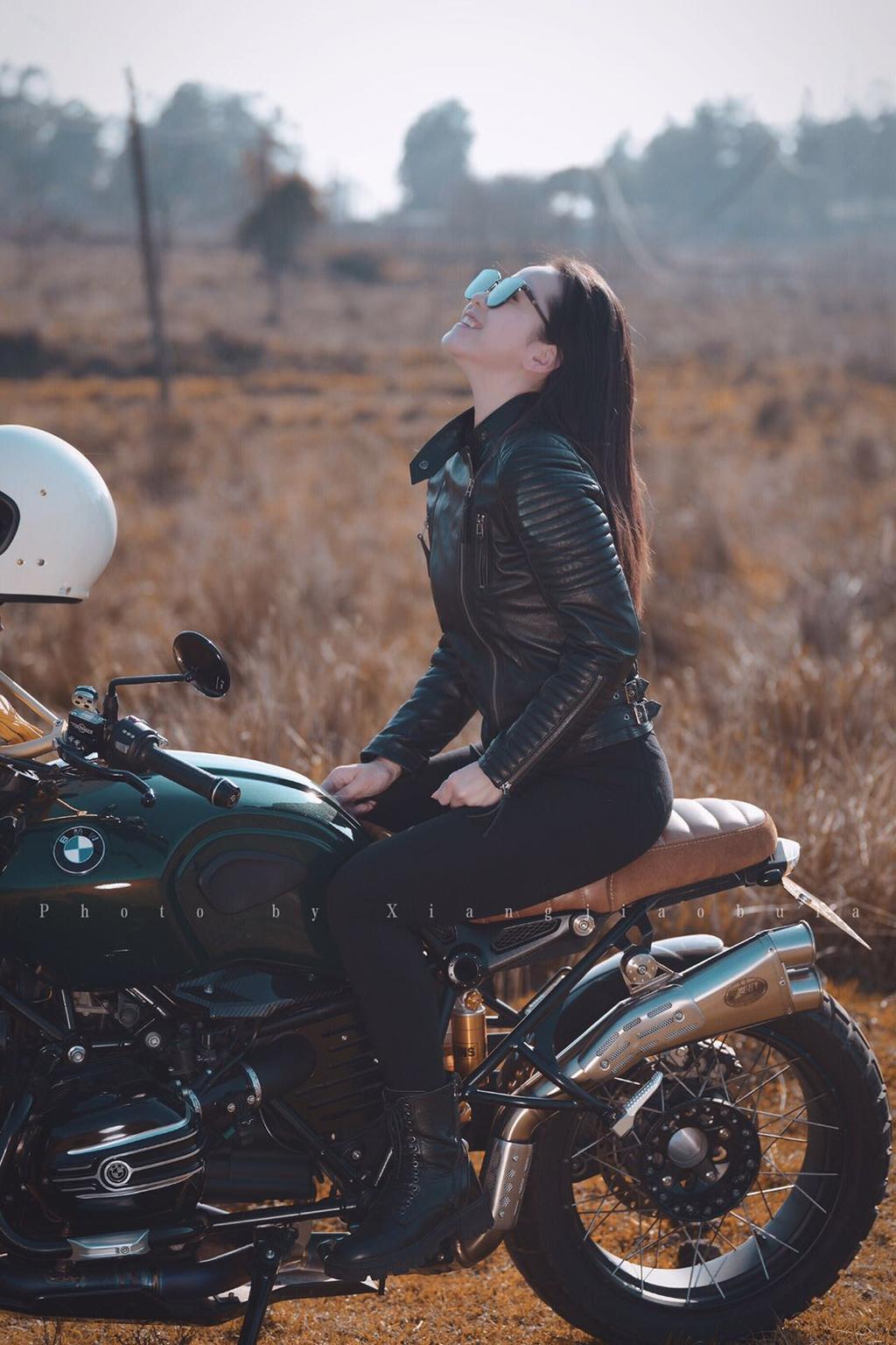 机车美女墨镜遮面英姿飒爽写真