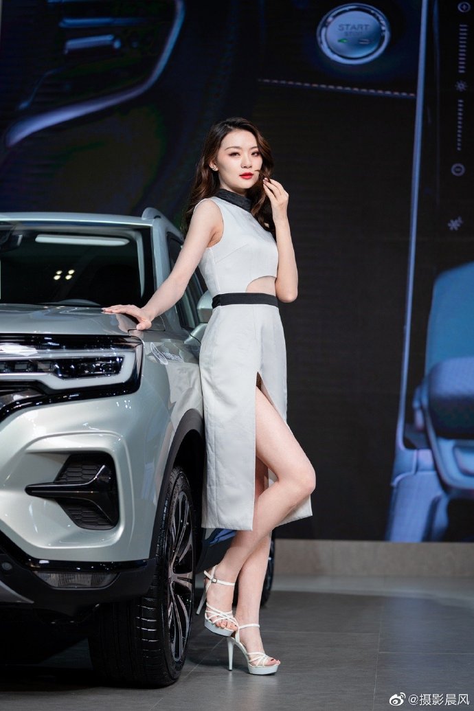 高跟美女车模小蛮腰大长腿写真