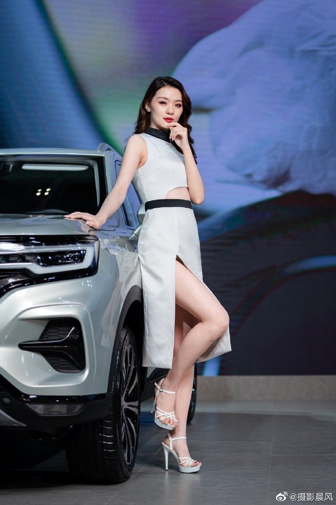 高跟美女车模小蛮腰大长腿写真