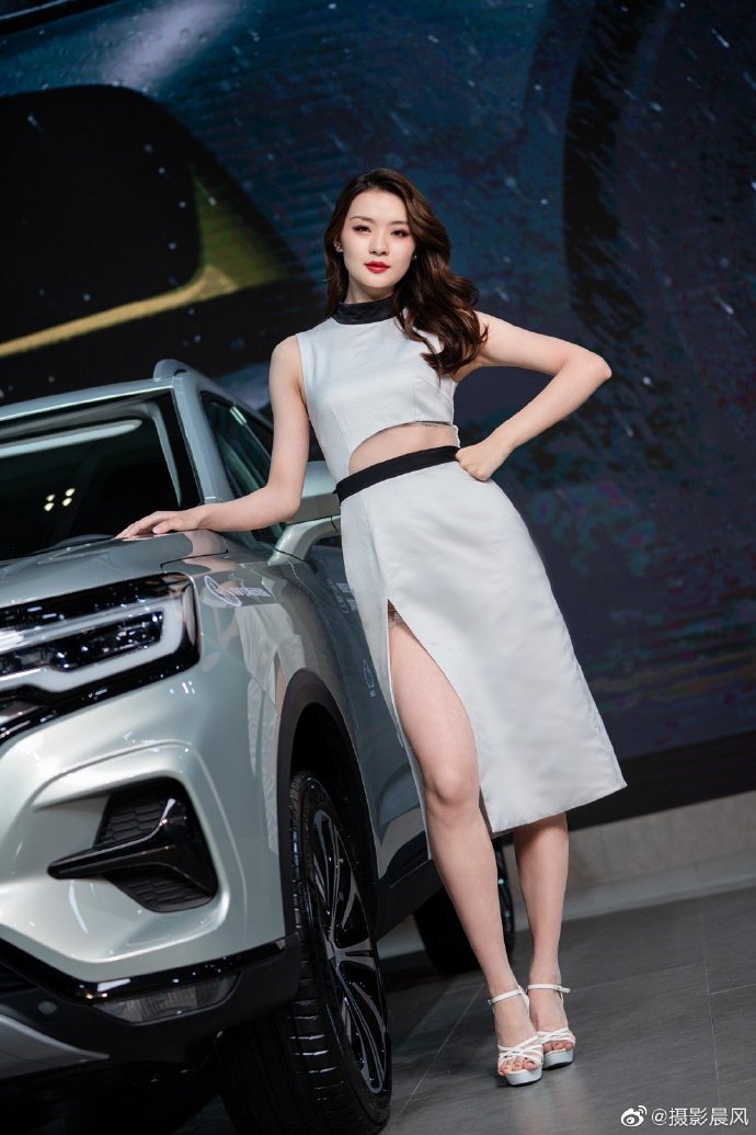 高跟美女车模小蛮腰大长腿写真